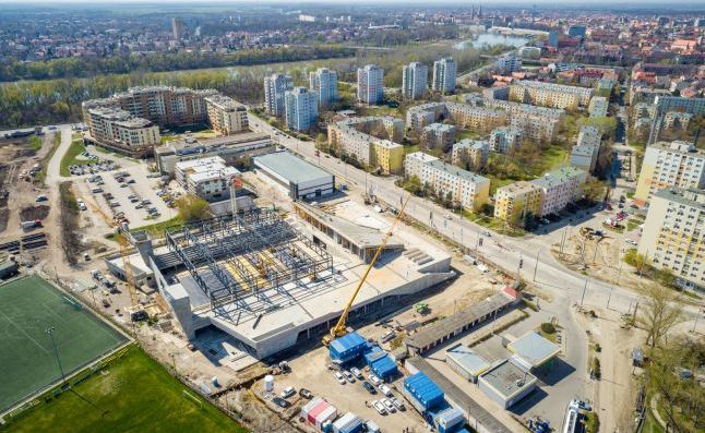 The construction of the roof structure can now be stared in the new swimming pool of Szeged